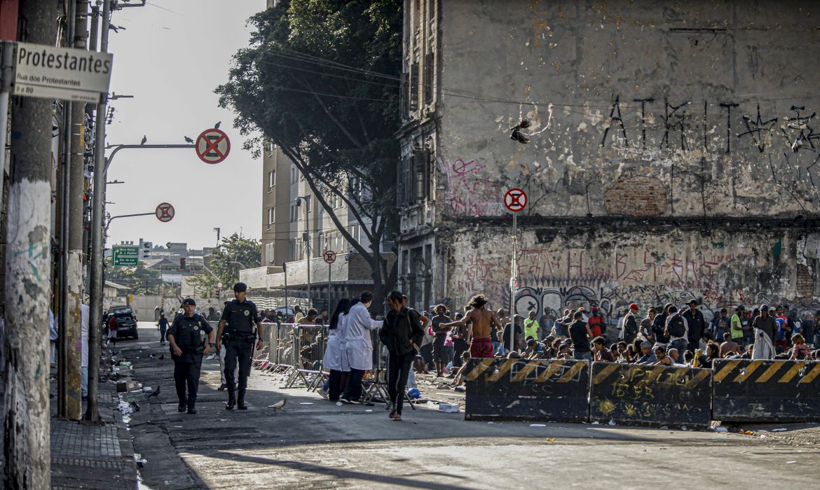 São Paulo (SP) - 26/12/2024 - 100 fotos melhores de 2024, retrospectiva - Foto feita em 24/06/2024 - Prefeitura e governo instalam grades na Cracolândia e delimitam espaço de usuários de drogas. Gradil foi colocado na Rua dos Protestantes na terça-feira (18). Um dos objetivos das gestões é liberar parte da via para o trânsito de carros de segurança e de saúde.
Foto: Paulo Pinto/Agência Brasil
