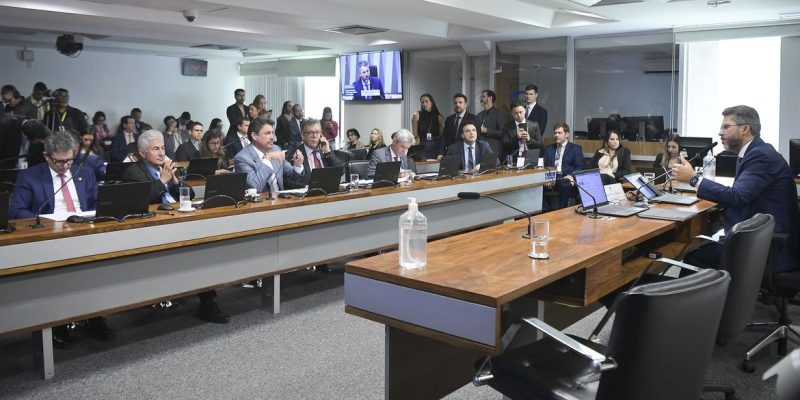 Comissão de Serviços de Infraestrutura (CI) realiza reunião deliberativa com 24 itens. Entre eles, o PL 4.443/2025, que dispõe sobre a Política Nacional de Minerais Críticos e Estratégicos.
À mesa, presidente da CI, senador Marcos Rogério (PL-RO), conduz reunião.
Bancada:
senador Rogério Carvalho (PT-SE);
senador Astronauta Marcos Pontes (PL-SP);
relator do PL 4.443/2025, senador Wilder Morais (PL-GO);
senador Laércio Oliveira (PP-SE);
senador Jaime Bagattoli (PL-RO).
Foto: Carolina Curi/Agência Senado