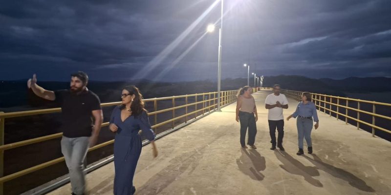 pessoas andando na barragem de oiticica