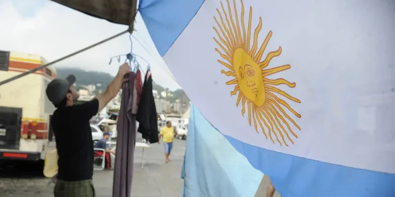 Com o Terreirão do Samba lotado, a Praça da Apoteose, no Sambódromo, foi aberta para acomodar os argentinos e seus carros, que continuam chegando para final da Copa do Mundo (Tânia Rêgo/Agência Brasil)