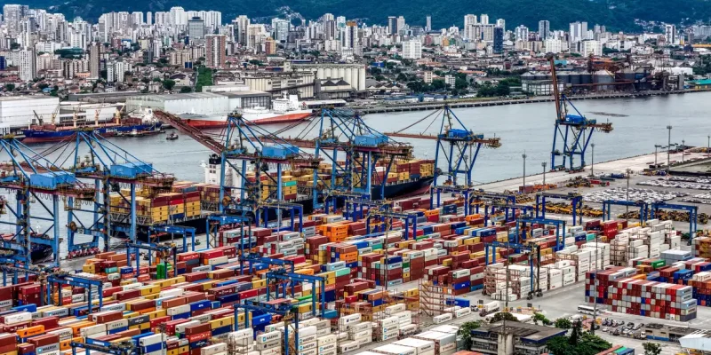 Terminal de Containers no Porto de Santos, lado Guarujá, São Paulo, Brasil! Uma vista aérea de Drone. Foto: Angelo F. Roesler/ Adobe Stock
