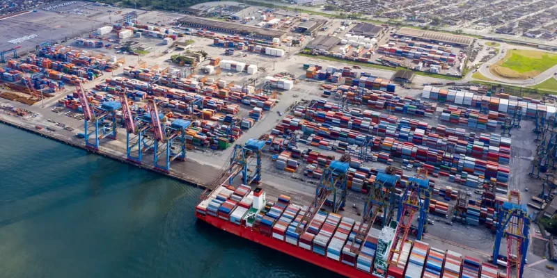 ship loading at Santos port in Sao Paulo, Brazil, seen from above. Porto de Santos. Foto: Erich Sacco/ Adobe Stock