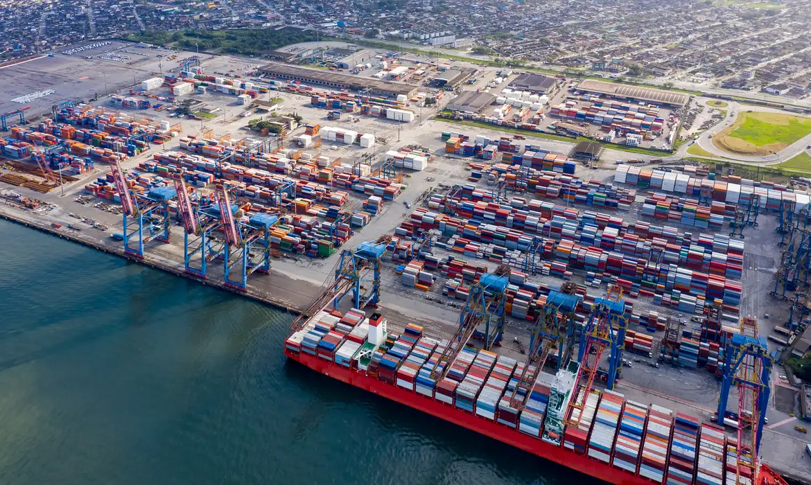 ship loading at Santos port in Sao Paulo, Brazil, seen from above. Porto de Santos. Foto: Erich Sacco/ Adobe Stock
