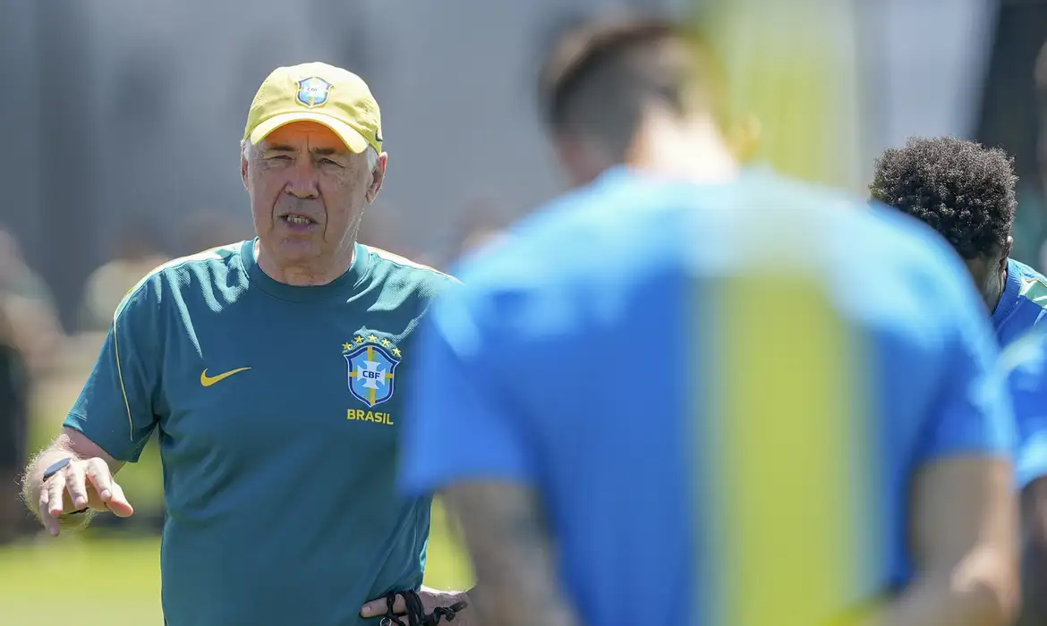 Técnico Ancelotti durante treino da seleção brasileira nos Estados Unidos