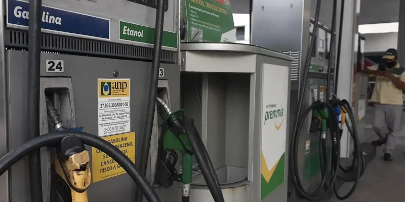 Postos de gasolina no Rio de Janeiro exibem o preço do combustível