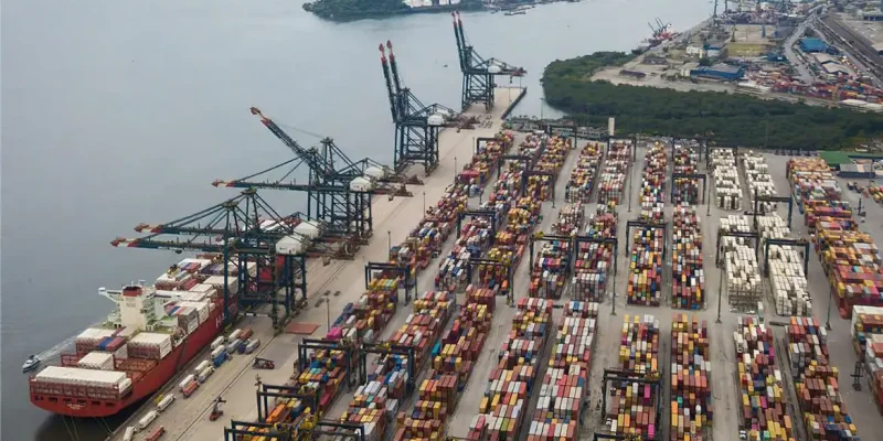 O Porto de Santos responde por quase 30% da balança comercial do país. Importação, exportação, balança comercial, porto, navio, container,  comércio exterior - Foto: Divulgação/Porto de Santos