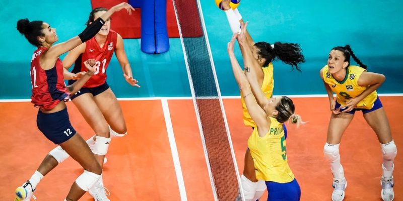 EUA - 12/07/2026 A seleção brasileira feminina de vôlei foi derrotada na noite de sábado para os Estados Unidos, por 3 sets a 0, em jogo válido pela Liga das Nações de Vôlei 2022. Foto: FIVB