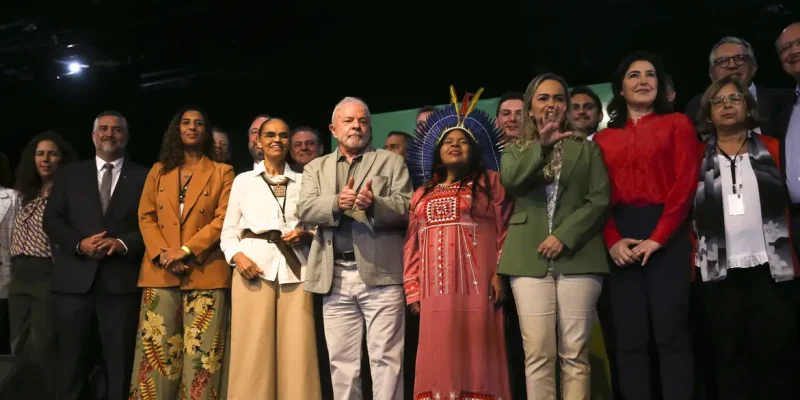 O presidente eleito Luiz Inácio Lula da Silva anunciou hoje (29), em Brasília, os últimos 16 nomes que completam o gabinete ministerial do novo governo. No total, o terceiro mandato do petista contará com 37 ministérios.