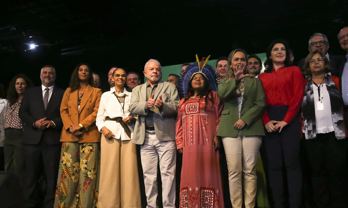 O presidente eleito Luiz Inácio Lula da Silva anunciou hoje (29), em Brasília, os últimos 16 nomes que completam o gabinete ministerial do novo governo. No total, o terceiro mandato do petista contará com 37 ministérios.