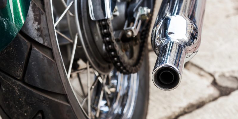 Close da parte traseira de uma motocicleta, destacando o escapamento