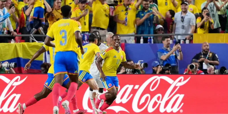 Jhon Arias, da Colômbia, marca o gol da vitória sobre a seleção de Gana