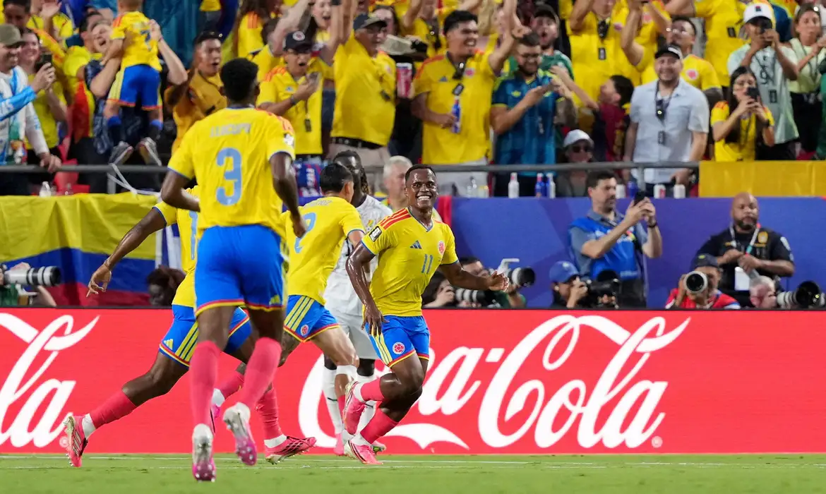 Jhon Arias, da Colômbia, marca o gol da vitória sobre a seleção de Gana