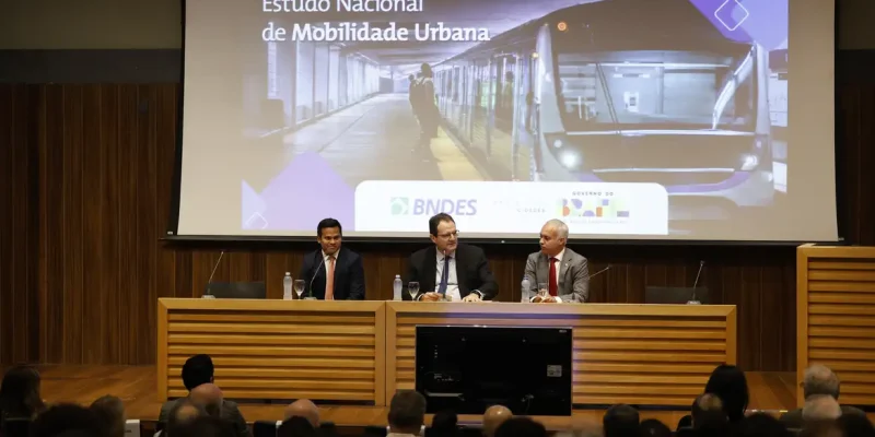 Rio de Janeiro (RJ), 01/07/2026 – O ministro das Cidades, Vladimir Lima, e o diretor de  Planejamento e Relações Institucionais do BNDES, Nelson Barbosa, participam do lançamento do Estudo Nacional de Mobilidade Urbana. Foto: Fernando Frazão/Agência Brasil