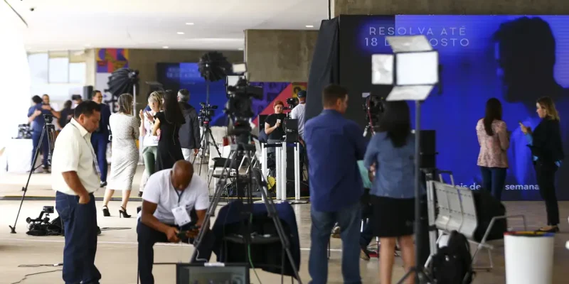 Movimentação de jornalistas no Centro de Divulgação das Eleições, localizado no Tribunal Superior Eleitoral.