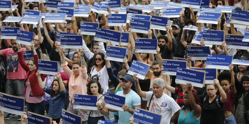 Distribuição de réplicas de placas de rua com nome da Marielle Franco , em frente à Câmara, na Cinelândia, marca o dia em que o assassinato da vereadora completa sete meses.