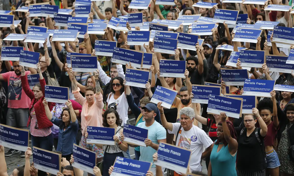 Distribuição de réplicas de placas de rua com nome da Marielle Franco , em frente à Câmara, na Cinelândia, marca o dia em que o assassinato da vereadora completa sete meses.