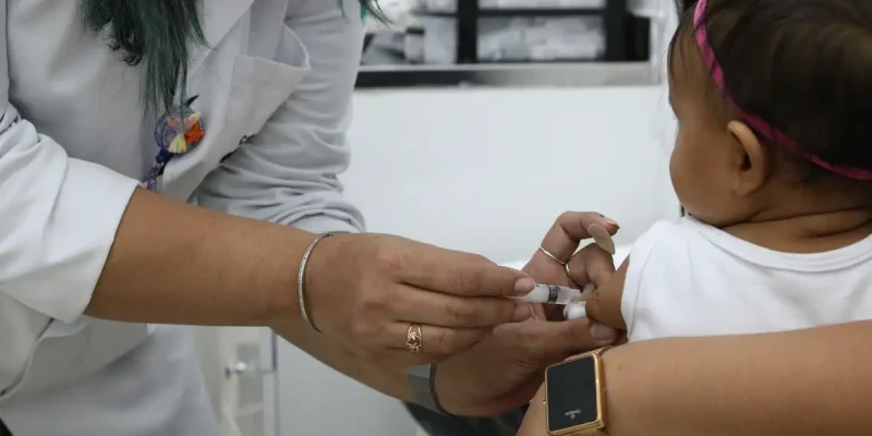 Bebês recebem as vacinas do calendário básico de vacinação do SUS na Unidade Básica de Saúde - UBS Brás.