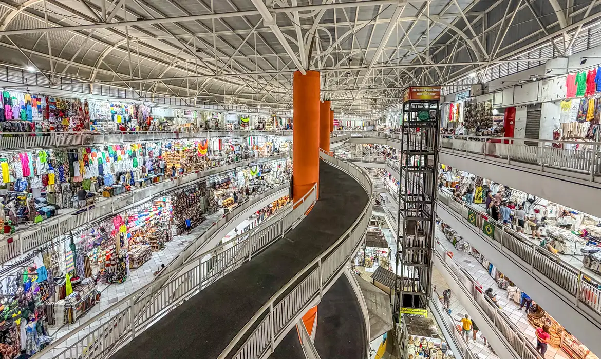 Fortaleza (CE), 18/06/2026 – Mercado Central de Fortaleza, um dos mais tradicionais pontos de cultura e comércio do Ceará, reúne uma grande variedade de produtos regionais, artesanato típico nordestino, de produtos autênticos, trabalhos manuais de alta qualidade e expressões da identidade cultural do Nordeste brasileiro.
Foto: Rafa Neddermeyer/Agência Brasil