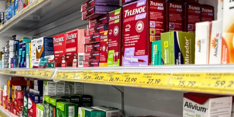 09/07/2026 - Brasília - farmácia, drogaria, medicamentos, remédios, saúde, doença, tratamento, paciente, médico, farmacêutico, hospital, clínica, consulta médica, receita médica, prescrição médica, laboratório, comprimido, cápsula, xarope, injeção, vacina, antibiótico, analgésico, anti-inflamatório, vitaminas, suplemento, sintomas, diagnóstico, exame médico, prevenção, imunização, pressão arterial, diabetes, hipertensão, gripe, febre, dor, alergia, infecção, vírus, bem-estar, higiene, termômetro, antisséptico, medicamentos genéricos, bula, dosagem, automedicação, farmácia 24 horas, assistência farmacêutica. Foto: Rafa Neddermeyer/Agência Brasil