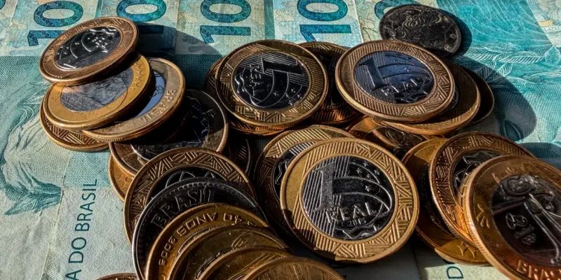 10/07/2026 - Brasília - dinheiro, moeda, real, reais, cédula, cédulas, nota, notas, moeda brasileira, dinheiro brasileiro, inflação, inflação alta, deflação, economia, economia brasileira, mercado, mercado financeiro, finanças, finanças pessoais, orçamento, orçamento doméstico, renda, renda familiar, salário, salário mínimo, remuneração, vencimento, pagamento, poder de compra, custo de vida, custo dos alimentos, aumento de preços, alta dos preços, carestia, desvalorização, valorização, perda do poder de compra, crise econômica, recessão, crescimento econômico, consumo, consumidor, compras, supermercado, cesta básica, despesas, gastos, contas, contas a pagar, boletos, dívida, dívidas, endividamento, inadimplência, poupança, economia doméstica, investimento, investimentos, aplicações financeiras, juros, taxa de juros, taxa Selic, Banco Central, crédito, empréstimo, financiamento, cartão de crédito, débito, PIX, transferência bancária, banco, instituição financeira, orçamento familiar, planejamento financeiro, reserva de emergência, patrimônio, riqueza, patrimônio líquido, capital, capital financeiro, lucro, prejuízo, receita, despesa, balanço financeiro, impostos, tributos, tributação, imposto de renda, arrecadação, arrecadação fiscal, carga tributária, imposto, taxa, tarifas, câmbio, dólar, euro, cotação, câmbio flutuante, desvalorização cambial, valorização cambial, moeda estrangeira, inflação acumulada, índice de preços, IPCA, INPC, IGP-M, poder aquisitivo, renda per capita, desenvolvimento econômico, estabilidade econômica, política monetária, política fiscal, oferta, demanda, produtividade, consumo consciente, educação financeira, planejamento financeiro, equilíbrio financeiro, independência financeira, riqueza, prosperidade, orçamento público, gastos públicos, contas públicas, déficit, superávit, tesouro nacional, moeda forte, moeda fraca, liquidez, circulação de dinheiro, s