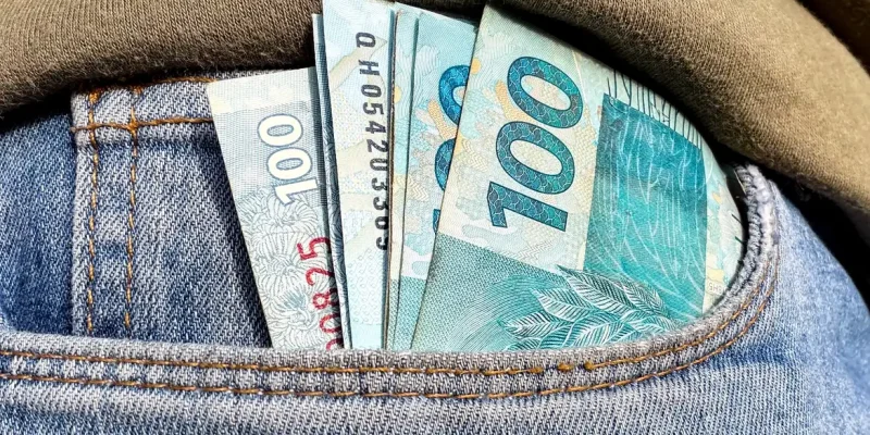 10/07/2026 - Brasília - dinheiro, moeda, real, reais, cédula, cédulas, nota, notas, moeda brasileira, dinheiro brasileiro, inflação, inflação alta, deflação, economia, economia brasileira, mercado, mercado financeiro, finanças, finanças pessoais, orçamento, orçamento doméstico, renda, renda familiar, salário, salário mínimo, remuneração, vencimento, pagamento, poder de compra, custo de vida, custo dos alimentos, aumento de preços, alta dos preços, carestia, desvalorização, valorização, perda do poder de compra, crise econômica, recessão, crescimento econômico, consumo, consumidor, compras, supermercado, cesta básica, despesas, gastos, contas, contas a pagar, boletos, dívida, dívidas, endividamento, inadimplência, poupança, economia doméstica, investimento, investimentos, aplicações financeiras, juros, taxa de juros, taxa Selic, Banco Central, crédito, empréstimo, financiamento, cartão de crédito, débito, PIX, transferência bancária, banco, instituição financeira, orçamento familiar, planejamento financeiro, reserva de emergência, patrimônio, riqueza, patrimônio líquido, capital, capital financeiro, lucro, prejuízo, receita, despesa, balanço financeiro, impostos, tributos, tributação, imposto de renda, arrecadação, arrecadação fiscal, carga tributária, imposto, taxa, tarifas, câmbio, dólar, euro, cotação, câmbio flutuante, desvalorização cambial, valorização cambial, moeda estrangeira, inflação acumulada, índice de preços, IPCA, INPC, IGP-M, poder aquisitivo, renda per capita, desenvolvimento econômico, estabilidade econômica, política monetária, política fiscal, oferta, demanda, produtividade, consumo consciente, educação financeira, planejamento financeiro, equilíbrio financeiro, independência financeira, riqueza, prosperidade, orçamento público, gastos públicos, contas públicas, déficit, superávit, tesouro nacional, moeda forte, moeda fraca, liquidez, circulação de dinheiro, s