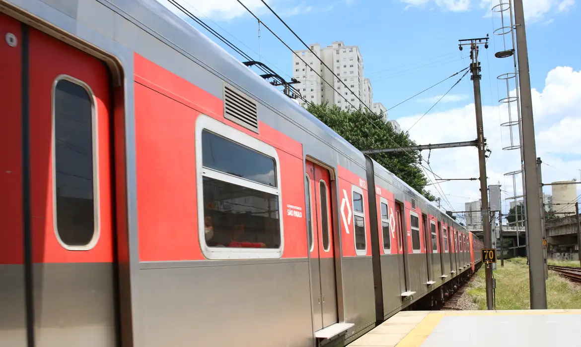 Linha 8 da Companhia Paulista de Trens Metropolitanos - CPTM, operada pela ViaMobilidade, na estação Domingos de Moraes.