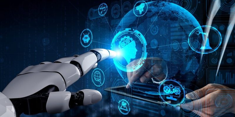 Uma mão robótica branca toca uma interface digital futurista azul cheia de ícones de tecnologia, ao lado das mãos de um homem de terno segurando um tablet