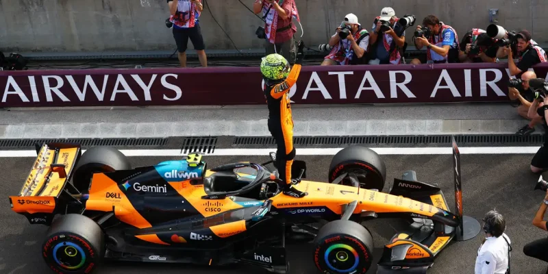 Lando Norris, da McLaren, comemora após conquistar a pole position na qualificação para GP da Hungria.
REUTERS/Bernadett Szabo