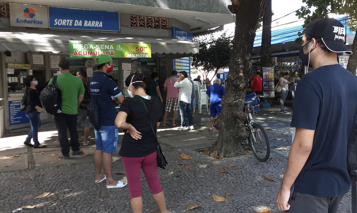 Lotérica na Barra da Tijuca, funciona com fila em distanciamento, durante a pandemia do novo coronavírus