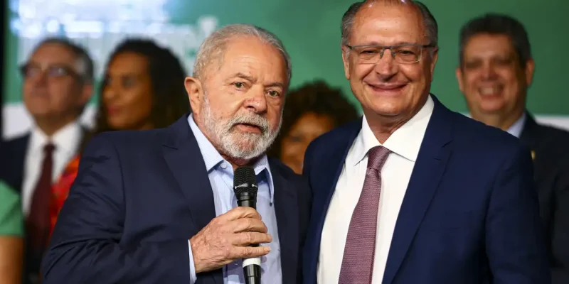 O presidente eleito, Luiz Inácio Lula da Silva, e o futuro ministro do Desenvolvimento, Indústria e Comércio, Geraldo Alckmin, durante anúncio de novos ministros que comporão o governo.