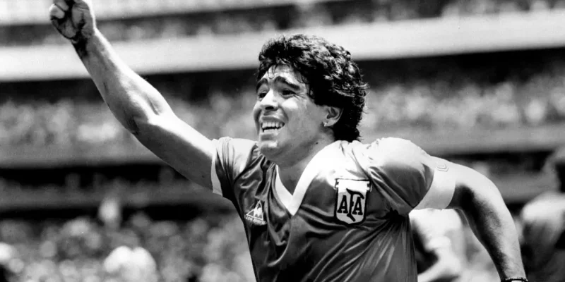 O astro argentino Diego Maradona levanta o braço ao ar após marcar o gol da vitória contra a Inglaterra nas quartas de final da Copa do Mundo no México, em 22 de junho de 1986. 
REUTERS/POOL/Ted Blackbrow