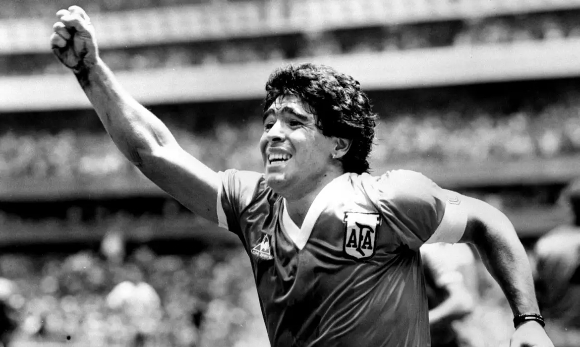 O astro argentino Diego Maradona levanta o braço ao ar após marcar o gol da vitória contra a Inglaterra nas quartas de final da Copa do Mundo no México, em 22 de junho de 1986. 
REUTERS/POOL/Ted Blackbrow