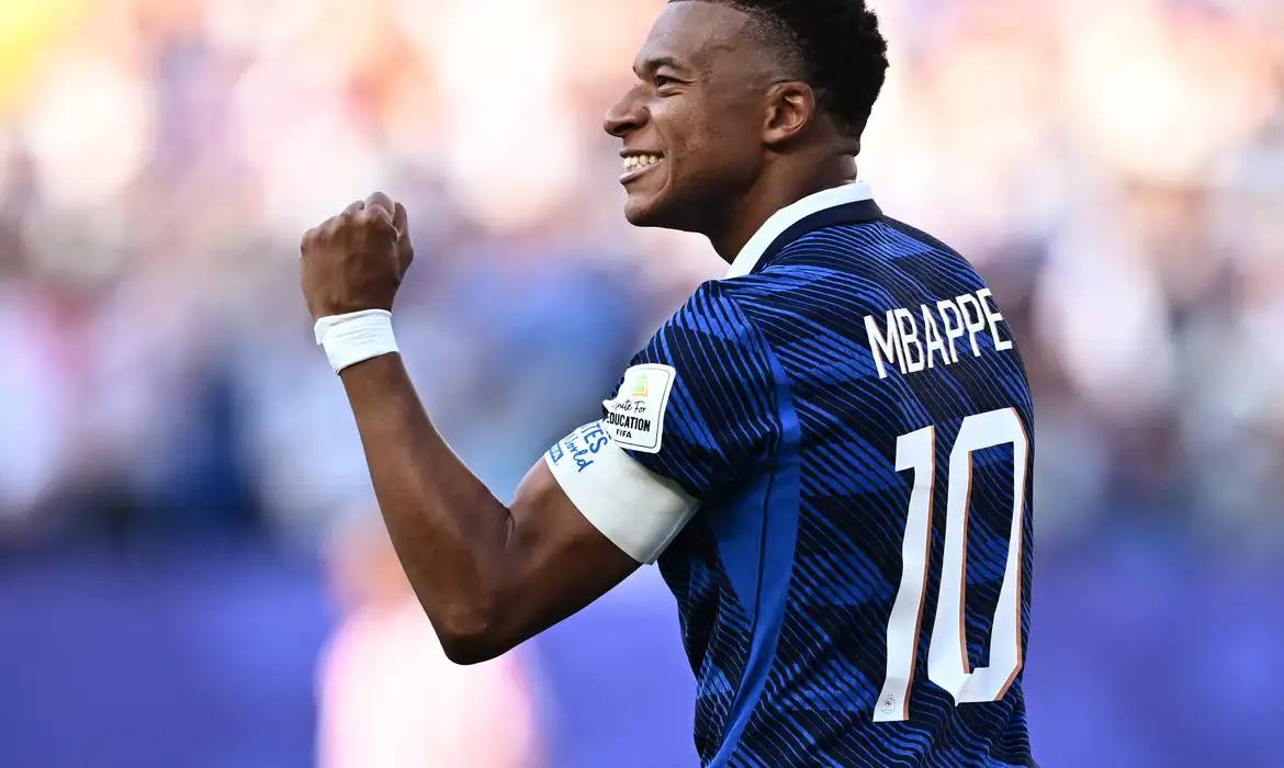 Kylian Mbappé comemora seu gol de pênalti na vitória da França contra o Paraguai