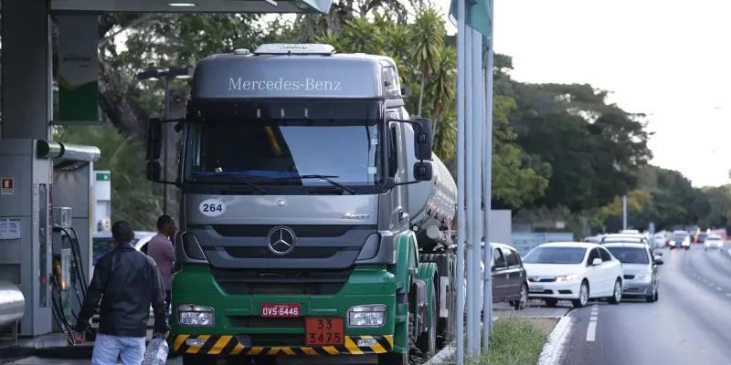 Caminhão-tanque abastece posto de combustivel no Plano Piloto, região central da capital