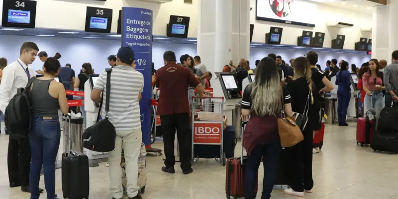 Movimento intenso de passageiros nos balcões de embarque do Aeroporto Santos Dumont, reflexo do acidente com avião de pequeno porte em Congonhas.