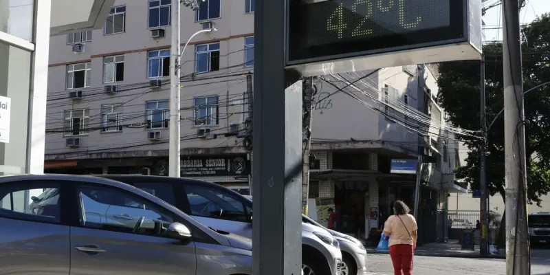 Termômetro de rua na Tijuca registra a onda de calor que atinge a cidade do Rio de Janeiro.