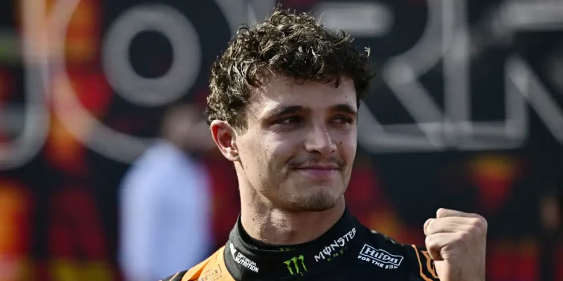 Lando Norris, da McLaren, comemora após vencer o Grande Prêmio da Hungria.
REUTERS/Marton Monus