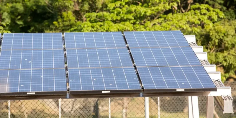 Placas de energia solar instaladas para gerar eletricidade