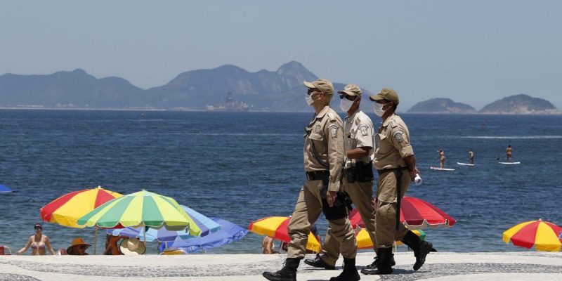 Praia de Copacabana movimentada no último dia do ano, apesar das restrições e fiscalização da Prefeitura, e do cancelamento da festa de Réveillon