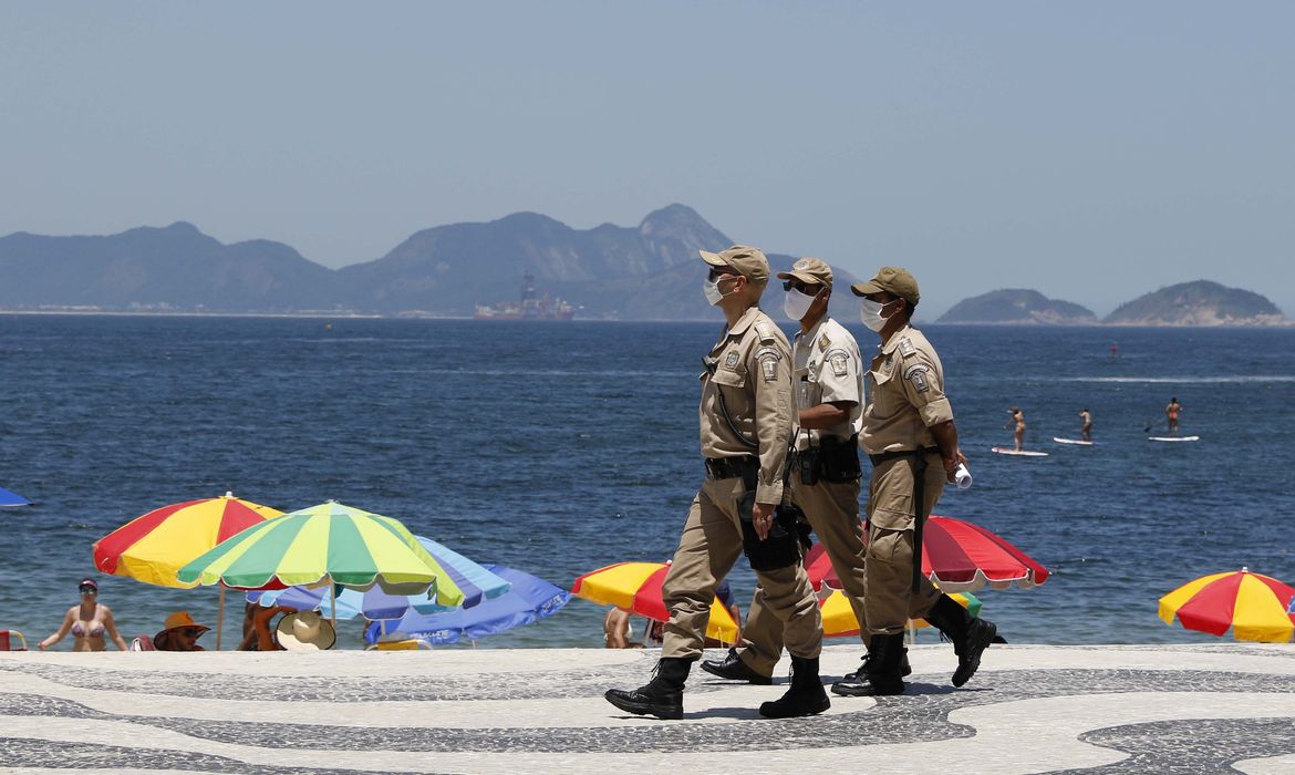 Praia de Copacabana movimentada no último dia do ano, apesar das restrições e fiscalização da Prefeitura, e do cancelamento da festa de Réveillon