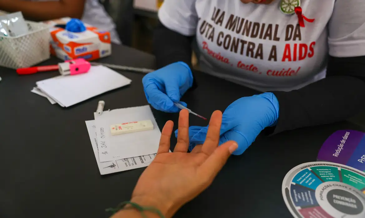 Brasília (DF) 12/12/2025 - Mobilização em Brasília no Dia Mundial de Combate à Aids oferece testagem rápida para HIV, distribuição de autotestes, orientações sobre ISTs e saúde sexual    Foto: Fabio Rodrigues-Pozzebom/ Agência Brasil