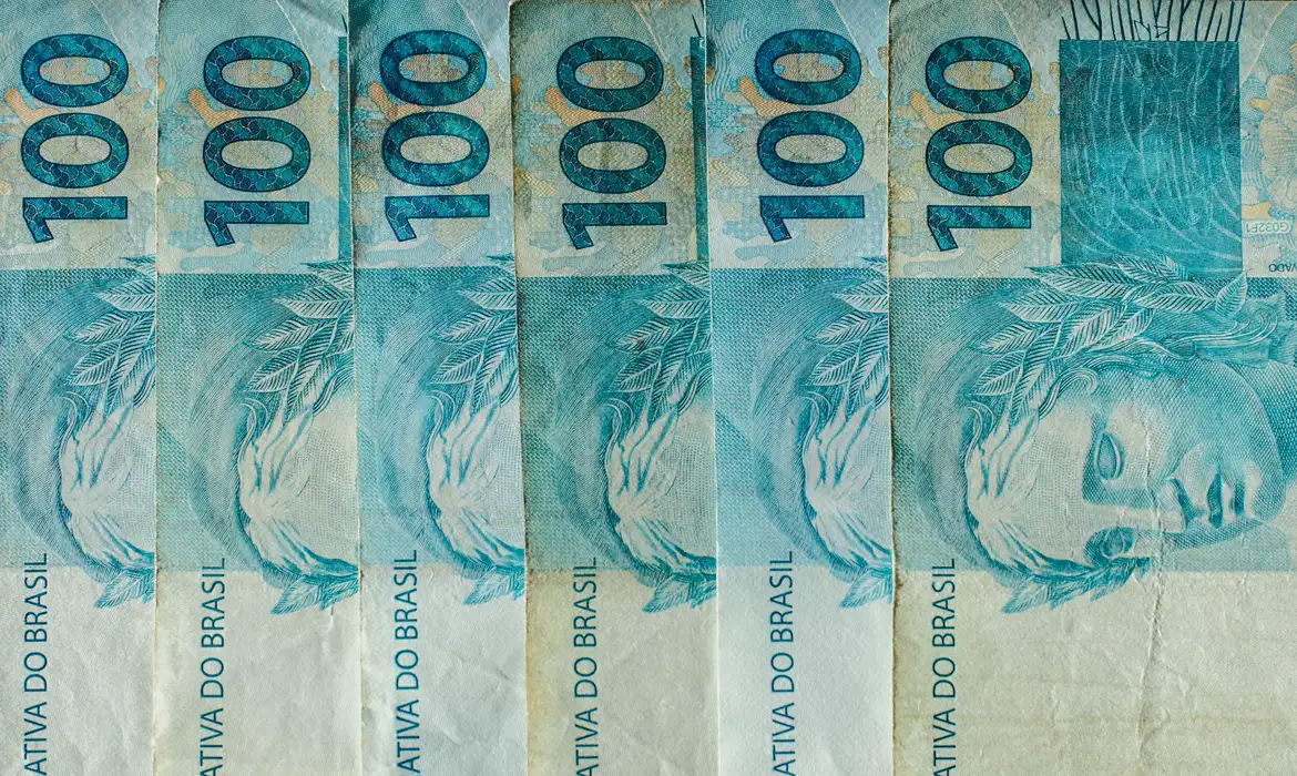 10/07/2026 - Brasília - dinheiro, moeda, real, reais, cédula, cédulas, nota, notas, moeda brasileira, dinheiro brasileiro, inflação, inflação alta, deflação, economia, economia brasileira, mercado, mercado financeiro, finanças, finanças pessoais, orçamento, orçamento doméstico, renda, renda familiar, salário, salário mínimo, remuneração, vencimento, pagamento, poder de compra, custo de vida, custo dos alimentos, aumento de preços, alta dos preços, carestia, desvalorização, valorização, perda do poder de compra, crise econômica, recessão, crescimento econômico, consumo, consumidor, compras, supermercado, cesta básica, despesas, gastos, contas, contas a pagar, boletos, dívida, dívidas, endividamento, inadimplência, poupança, economia doméstica, investimento, investimentos, aplicações financeiras, juros, taxa de juros, taxa Selic, Banco Central, crédito, empréstimo, financiamento, cartão de crédito, débito, PIX, transferência bancária, banco, instituição financeira, orçamento familiar, planejamento financeiro, reserva de emergência, patrimônio, riqueza, patrimônio líquido, capital, capital financeiro, lucro, prejuízo, receita, despesa, balanço financeiro, impostos, tributos, tributação, imposto de renda, arrecadação, arrecadação fiscal, carga tributária, imposto, taxa, tarifas, câmbio, dólar, euro, cotação, câmbio flutuante, desvalorização cambial, valorização cambial, moeda estrangeira, inflação acumulada, índice de preços, IPCA, INPC, IGP-M, poder aquisitivo, renda per capita, desenvolvimento econômico, estabilidade econômica, política monetária, política fiscal, oferta, demanda, produtividade, consumo consciente, educação financeira, planejamento financeiro, equilíbrio financeiro, independência financeira, riqueza, prosperidade, orçamento público, gastos públicos, contas públicas, déficit, superávit, tesouro nacional, moeda forte, moeda fraca, liquidez, circulação de dinheiro, s
