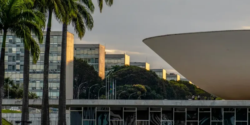 13/07/2026 -  Brasília - Cúpula da Câmara dos Deputados no Congresso Nacional, com os prédios da Esplanada dos Ministérios. Foto: Rafa Neddermeyer/Agência Brasil