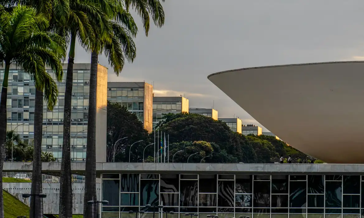 13/07/2026 -  Brasília - Cúpula da Câmara dos Deputados no Congresso Nacional, com os prédios da Esplanada dos Ministérios. Foto: Rafa Neddermeyer/Agência Brasil