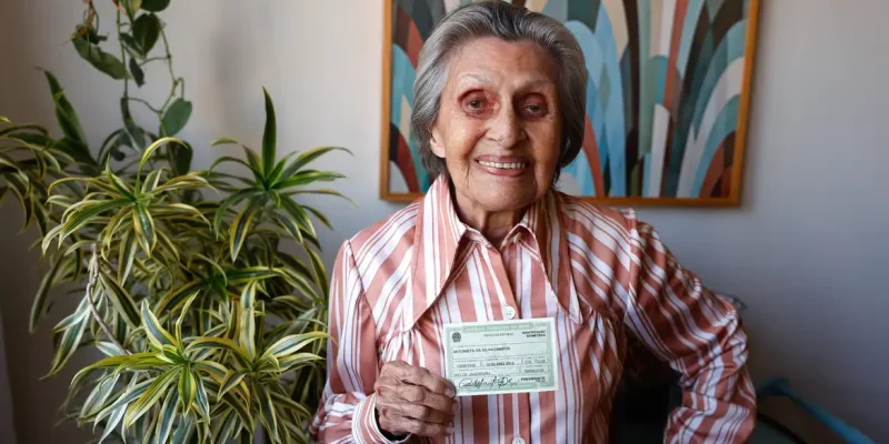 Rio de Janeiro (RJ), 10/07/2026 - Antonieta da Silva Campos, 96 anos, bancária aposentada, exibe seu título de eleitor em sua casa. Foto: Tânia Rêgo/Agência Brasil