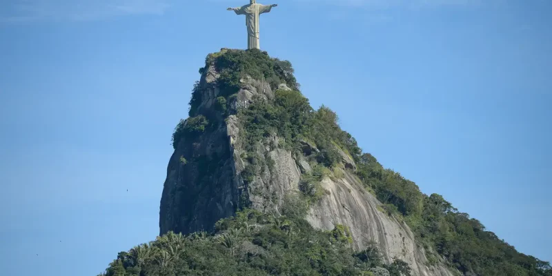 Cristo Redentor localizada no topo do morro do Corcovado