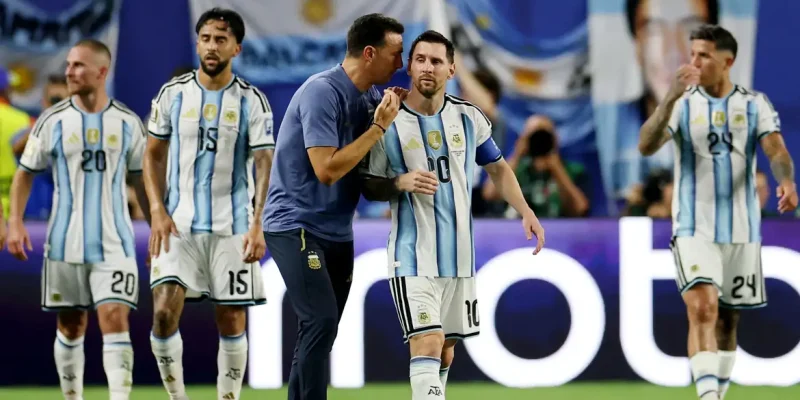 Soccer Football - FIFA World Cup 2026 - Round of 32 - Argentina v Cape Verde - Miami Stadium, Miami Gardens, Florida, U.S. - July 3, 2026 Argentina coach Lionel Scaloni speaks with Lionel Messi after Cristian Romero scores their third goal REUTERS/Amanda Perobelli