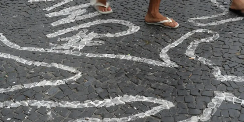 Rio de Janeiro - Campanha contra homicídios de jovens negros pinta centenas de silhuetas de corpos no chão do Largo da Carioca (Fernando Frazão/Arquivo Agência Brasil)