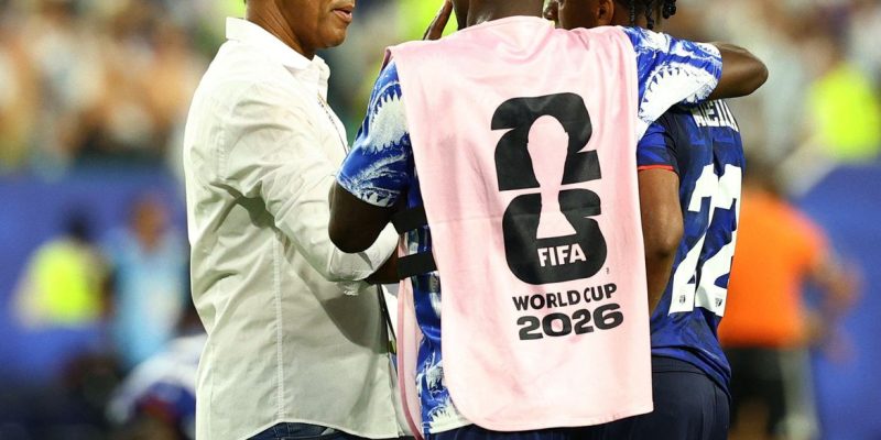 O técnico de Cabo Verde, Pedro Brito, conversa com seus jogadores durante partida contra a Argentina