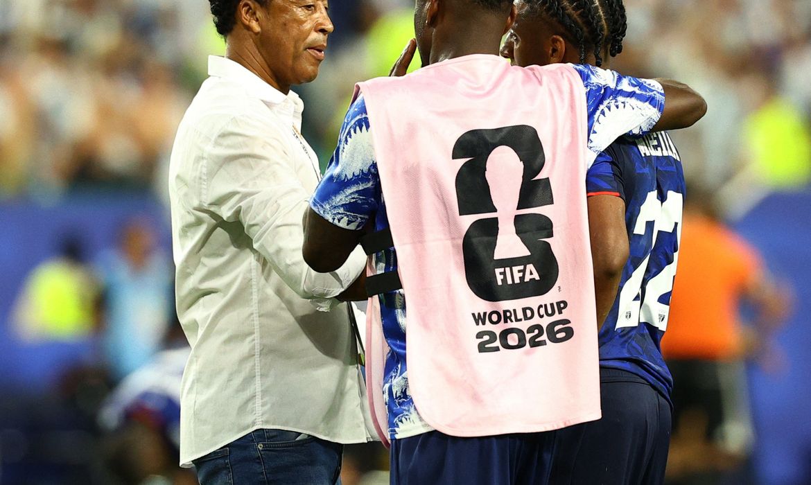 O técnico de Cabo Verde, Pedro Brito, conversa com seus jogadores durante partida contra a Argentina